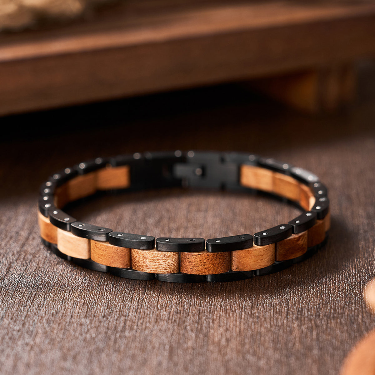 Men's bracelet made of black stainless steel and Hawaiian wood, stylish design for men, perfect accessory for daily wear and gifts.